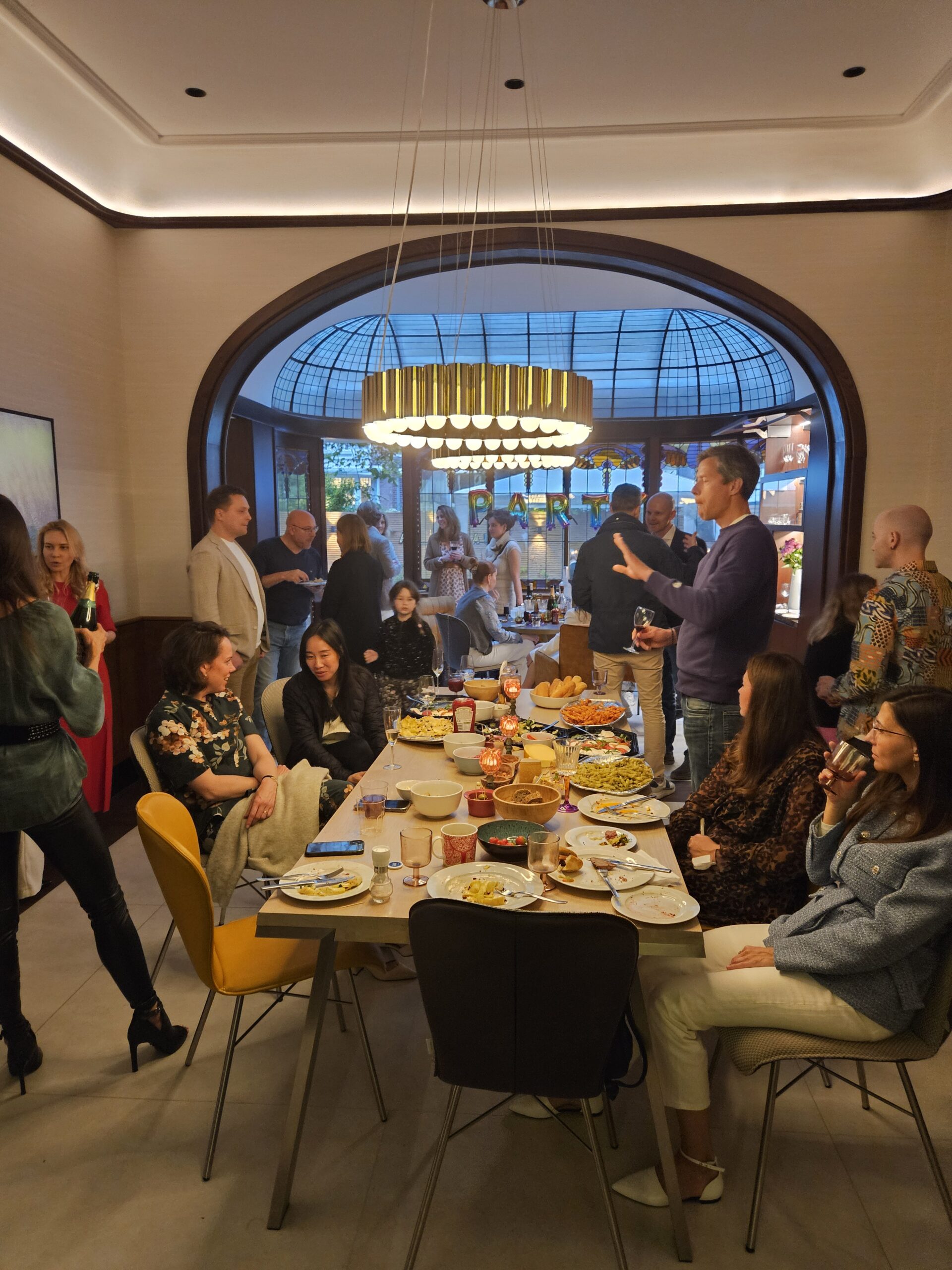 Villa Party Oud-Zuid met John Negenkerken de rondlopende goochelaar